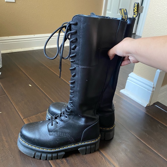 AUDRICK 20-EYE LEATHER KNEE HIGH PLATFORM BOOTS Dr martens - Picture 2 of 5